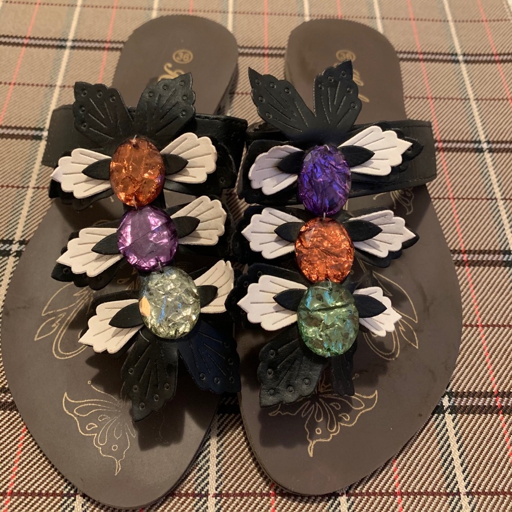Sandals with colored stones